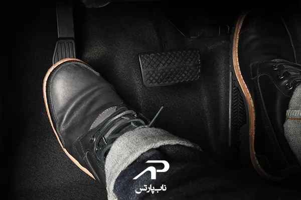 پدال کلاچ را به مدت طولانی فشار ندهید!